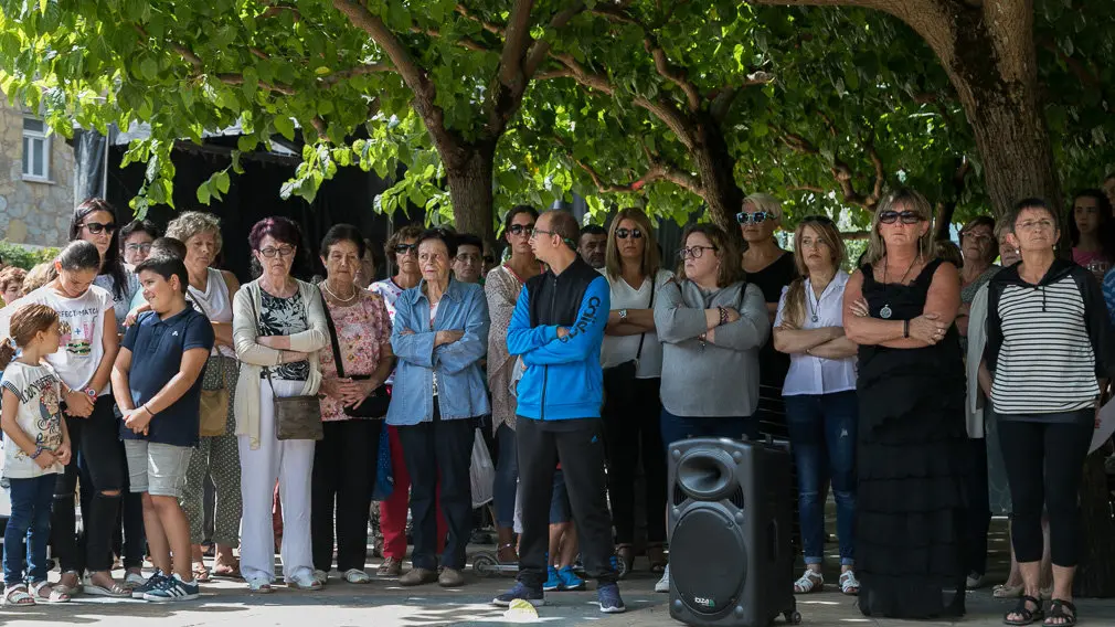 Concentración en Huarte para rechazar la muerte de su vecina Natalia Balyuk, de 38 años, en lo que parece ser un nuevo caso de violencia machista (09). IÑIGO ALZUGARAY