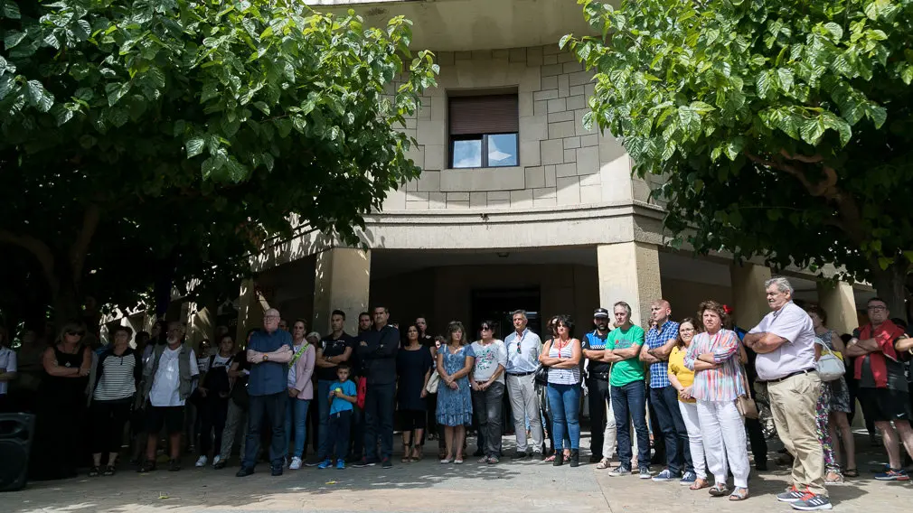 Concentración en Huarte para rechazar la muerte de su vecina Natalia Balyuk, de 38 años, en lo que parece ser un nuevo caso de violencia machista (10). IÑIGO ALZUGARAY