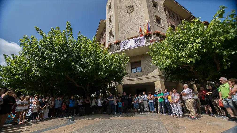 Concentración en Huarte para rechazar la muerte de su vecina Natalia Balyuk, de 38 años, en lo que parece ser un nuevo caso de violencia machista (11). IÑIGO ALZUGARAY