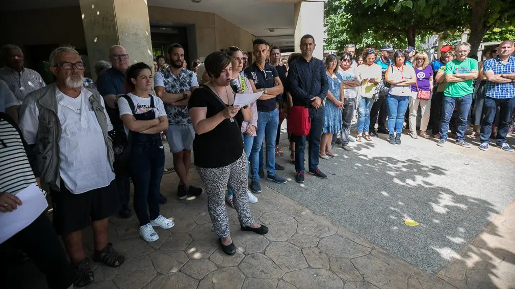 Concentración en Huarte para rechazar la muerte de su vecina Natalia Balyuk, de 38 años, en lo que parece ser un nuevo caso de violencia machista (12). IÑIGO ALZUGARAY