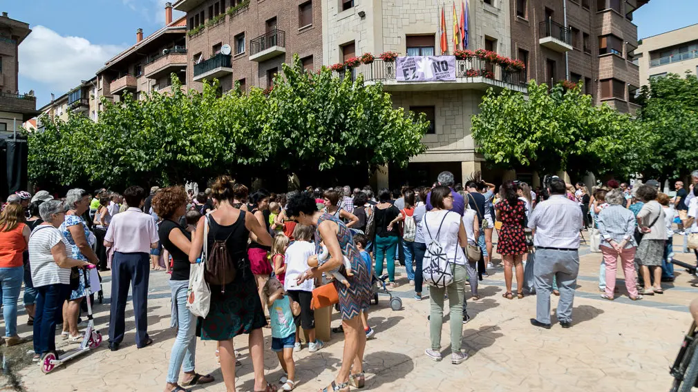 Concentración en Huarte para rechazar la muerte de su vecina Natalia Balyuk, de 38 años, en lo que parece ser un nuevo caso de violencia machista (14). IÑIGO ALZUGARAY