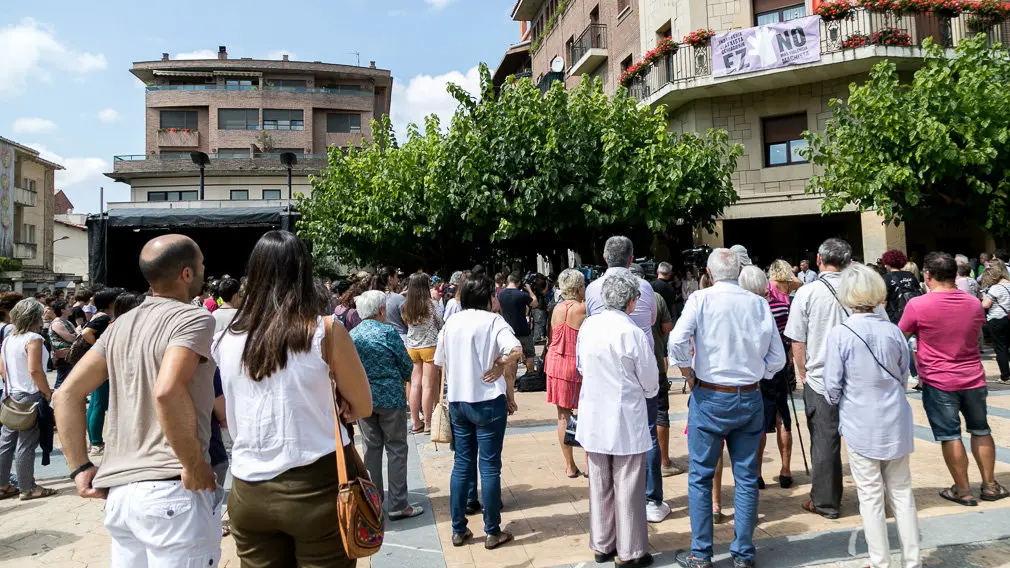 Concentración en Huarte para rechazar la muerte de su vecina Natalia Balyuk, de 38 años, en lo que parece ser un nuevo caso de violencia machista (15). IÑIGO ALZUGARAY