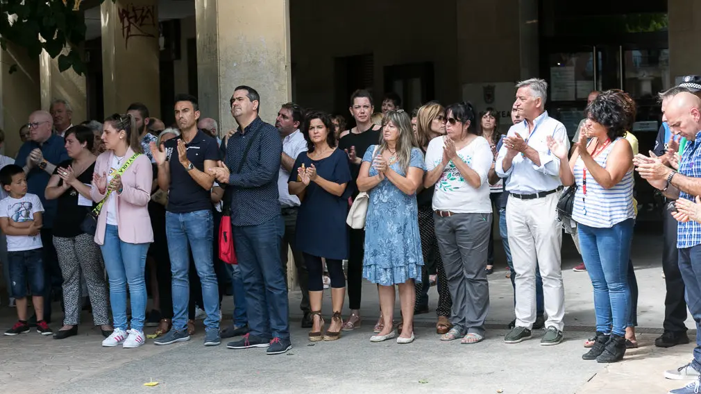 Concentración en Huarte para rechazar la muerte de su vecina Natalia Balyuk, de 38 años, en lo que parece ser un nuevo caso de violencia machista (16). IÑIGO ALZUGARAY