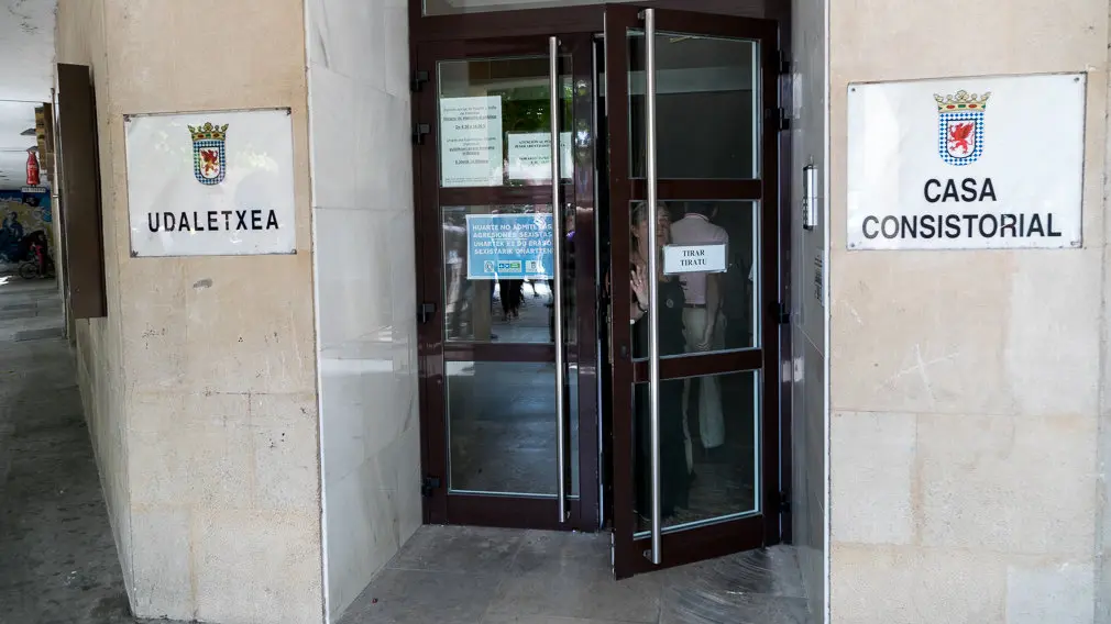 Concentración en Huarte para rechazar la muerte de su vecina Natalia Balyuk, de 38 años, en lo que parece ser un nuevo caso de violencia machista (17). IÑIGO ALZUGARAY