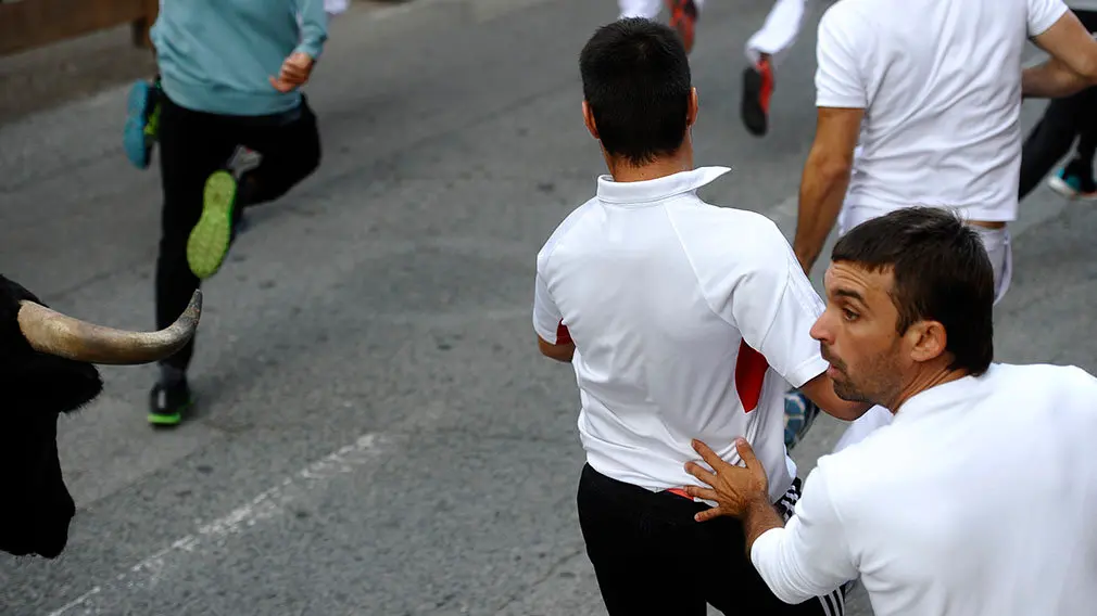 Primer encierro de las fiestas de Peralta de 2018 con novillos de la ganadería de Aldeanueva. MIGUEL OSÉS (6)