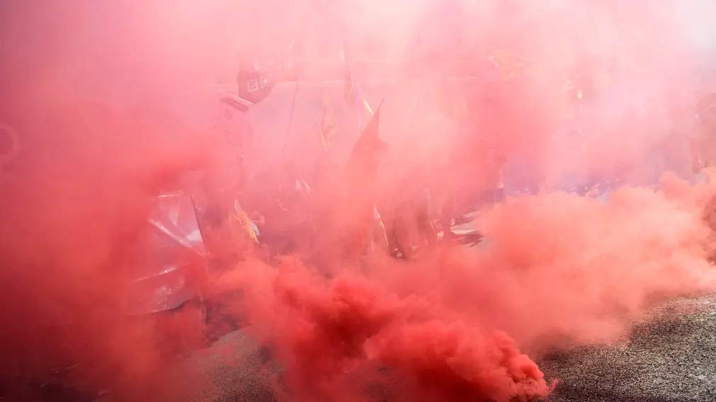 Grupos de ARRAN causan momentos de tensión frente a la comisaria de la policia Nacional en Via Laietana durante la Diada de 2018. MIGUEL OSÉS (2)