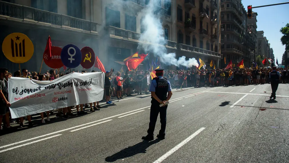 Grupos de ARRAN causan momentos de tensión frente a la comisaria de la policia Nacional en Via Laietana durante la Diada de 2018. MIGUEL OSÉS (6)