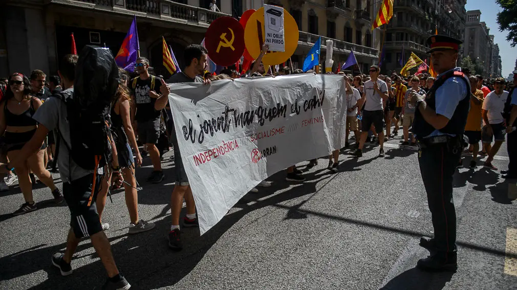 Jovenes radicales producen altercados frente a la Jefatura de Policía en Barcelona durante la Diada 2018. PABLO LASAOSA 02