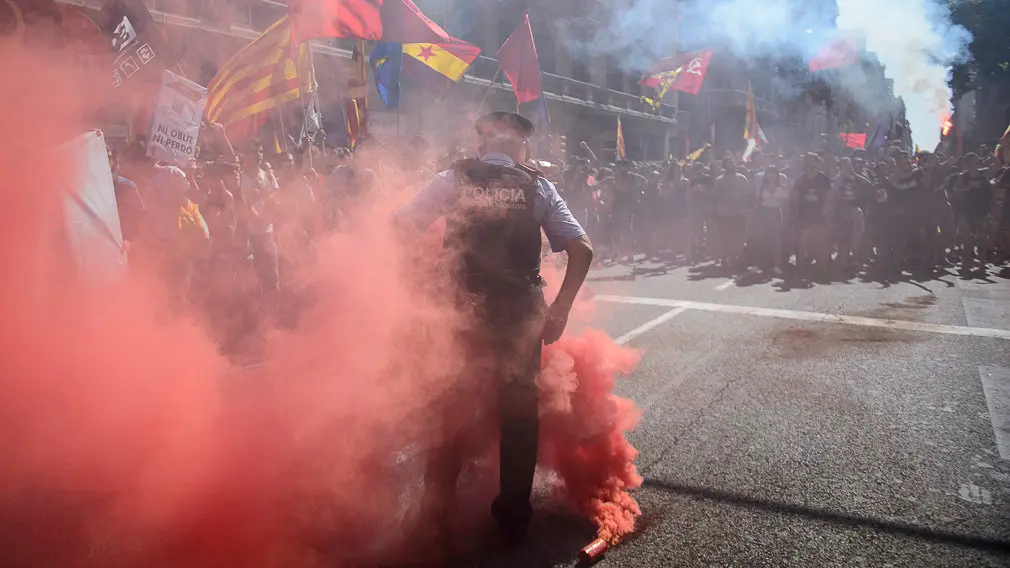Jovenes radicales producen altercados frente a la Jefatura de Policía en Barcelona durante la Diada 2018. PABLO LASAOSA 05