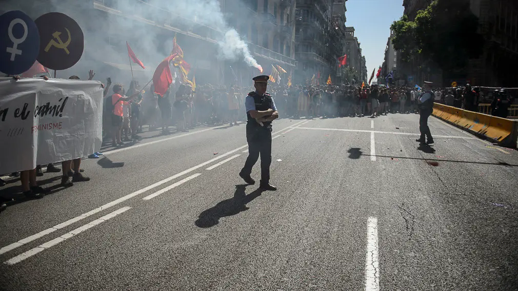 Jovenes radicales producen altercados frente a la Jefatura de Policía en Barcelona durante la Diada 2018. PABLO LASAOSA 08