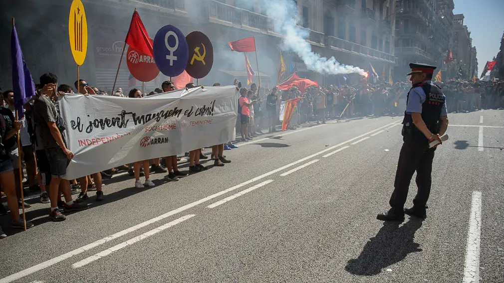 Jovenes radicales producen altercados frente a la Jefatura de Policía en Barcelona durante la Diada 2018. PABLO LASAOSA 09