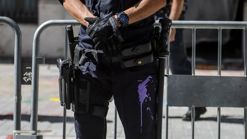 Jovenes radicales producen altercados frente a la Jefatura de Policía en Barcelona durante la Diada 2018. PABLO LASAOSA 11