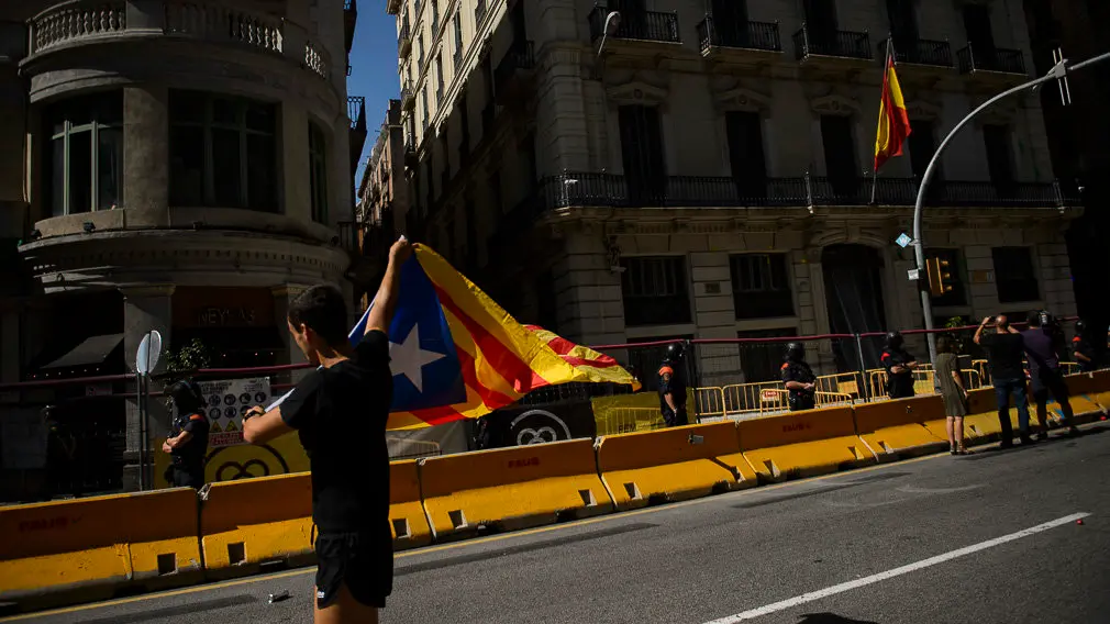 Jovenes radicales producen altercados frente a la Jefatura de Policía en Barcelona durante la Diada 2018. PABLO LASAOSA 14