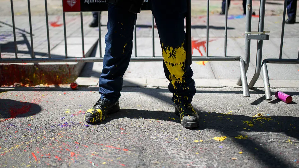 Jovenes radicales producen altercados frente a la Jefatura de Policía en Barcelona durante la Diada 2018. PABLO LASAOSA 17