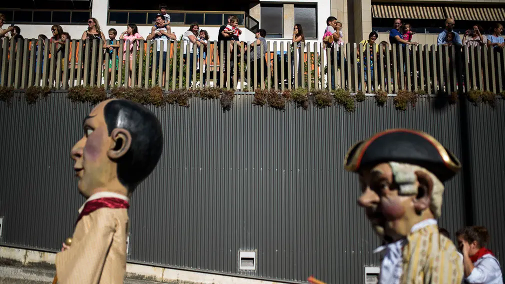 La Comparsa de gigantes y cabezudos de Pamplona sale a la calle durante las fiestas de San Fermín Chiquito. PABLO LASAOSA 03