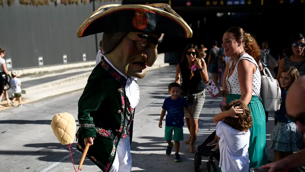 La Comparsa de gigantes y cabezudos de Pamplona sale a la calle durante las fiestas de San Fermín Chiquito. PABLO LASAOSA 04