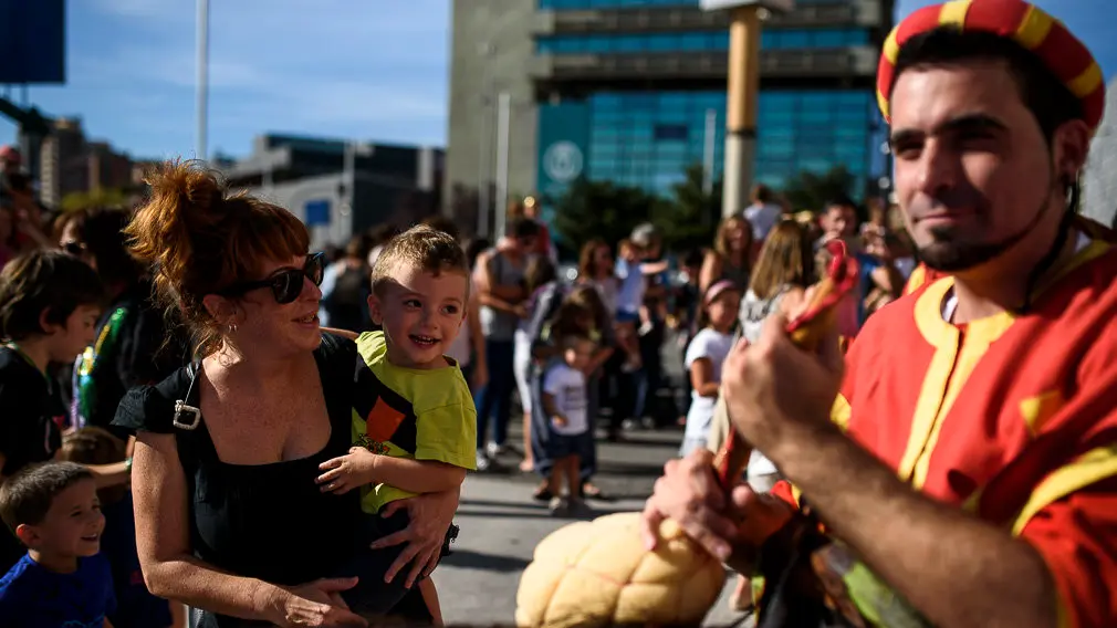 La Comparsa de gigantes y cabezudos de Pamplona sale a la calle durante las fiestas de San Fermín Chiquito. PABLO LASAOSA 05