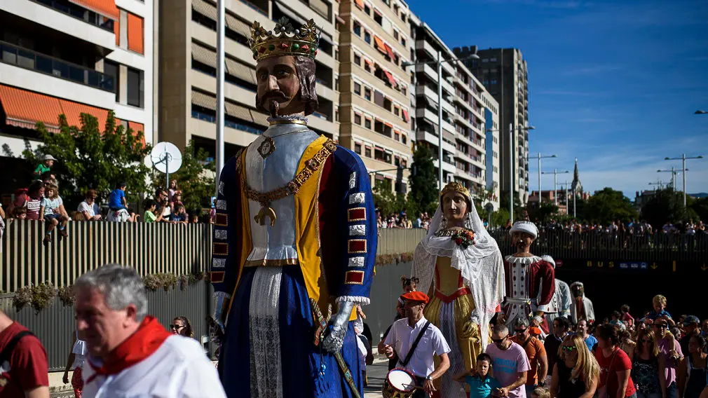 La Comparsa de gigantes y cabezudos de Pamplona sale a la calle durante las fiestas de San Fermín Chiquito. PABLO LASAOSA 06