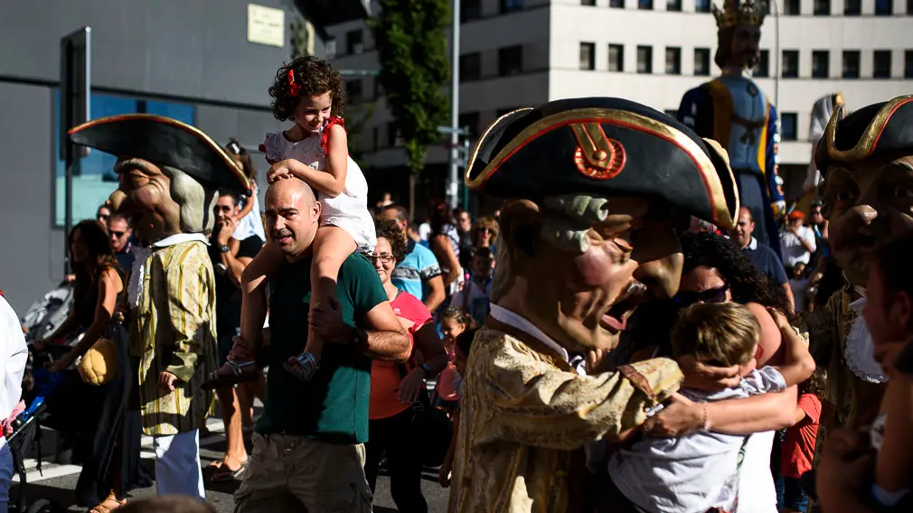 La Comparsa de gigantes y cabezudos de Pamplona sale a la calle durante las fiestas de San Fermín Chiquito. PABLO LASAOSA 07