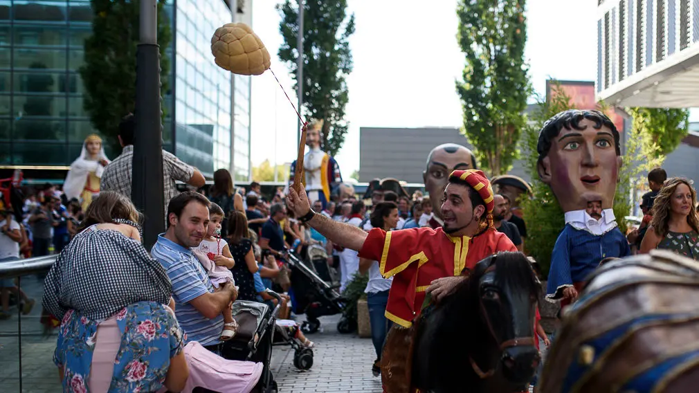 La Comparsa de gigantes y cabezudos de Pamplona sale a la calle durante las fiestas de San Fermín Chiquito. PABLO LASAOSA 08