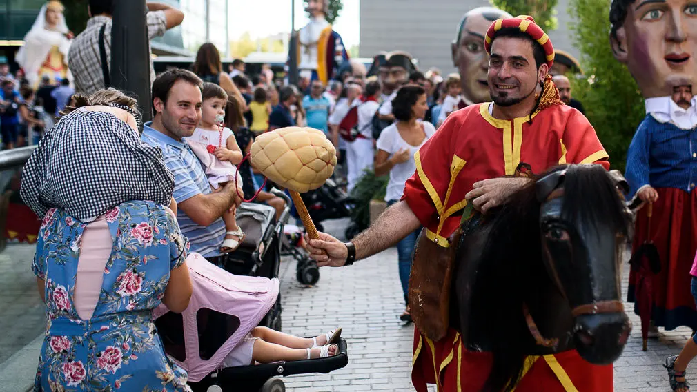 La Comparsa de gigantes y cabezudos de Pamplona sale a la calle durante las fiestas de San Fermín Chiquito. PABLO LASAOSA 09