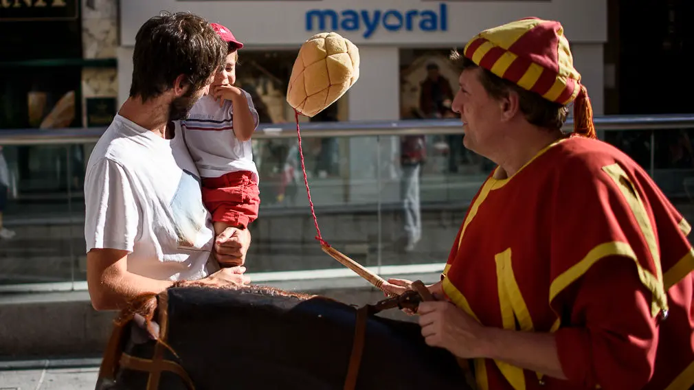 La Comparsa de gigantes y cabezudos de Pamplona sale a la calle durante las fiestas de San Fermín Chiquito. PABLO LASAOSA 11