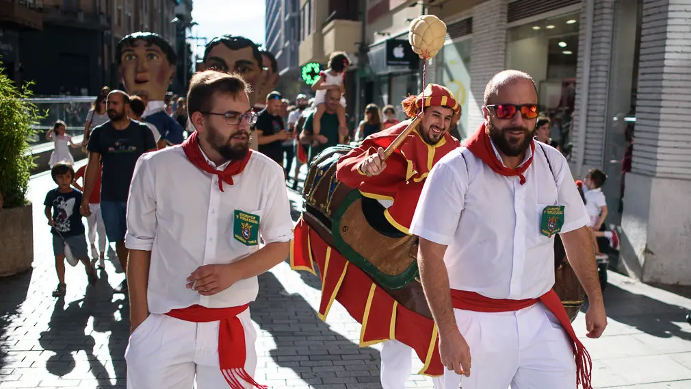 La Comparsa de gigantes y cabezudos de Pamplona sale a la calle durante las fiestas de San Fermín Chiquito. PABLO LASAOSA 12