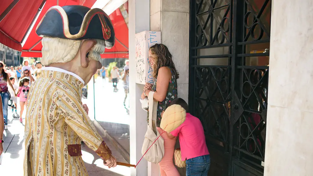La Comparsa de gigantes y cabezudos de Pamplona sale a la calle durante las fiestas de San Fermín Chiquito. PABLO LASAOSA 14