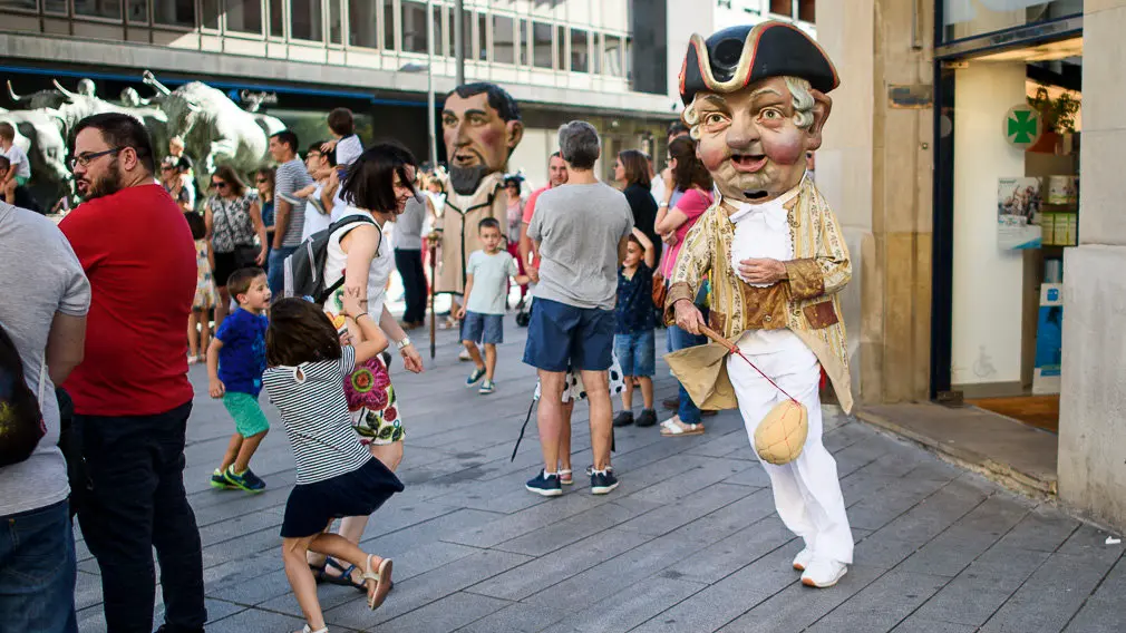 La Comparsa de gigantes y cabezudos de Pamplona sale a la calle durante las fiestas de San Fermín Chiquito. PABLO LASAOSA 16