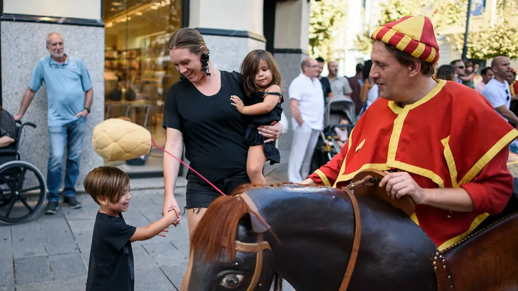 La Comparsa de gigantes y cabezudos de Pamplona sale a la calle durante las fiestas de San Fermín Chiquito. PABLO LASAOSA 17