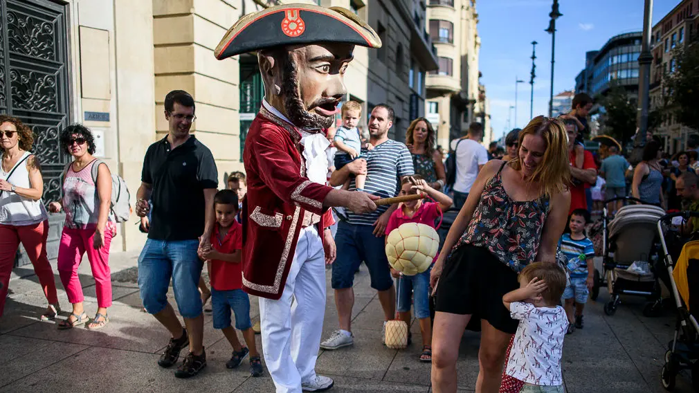 La Comparsa de gigantes y cabezudos de Pamplona sale a la calle durante las fiestas de San Fermín Chiquito. PABLO LASAOSA 18