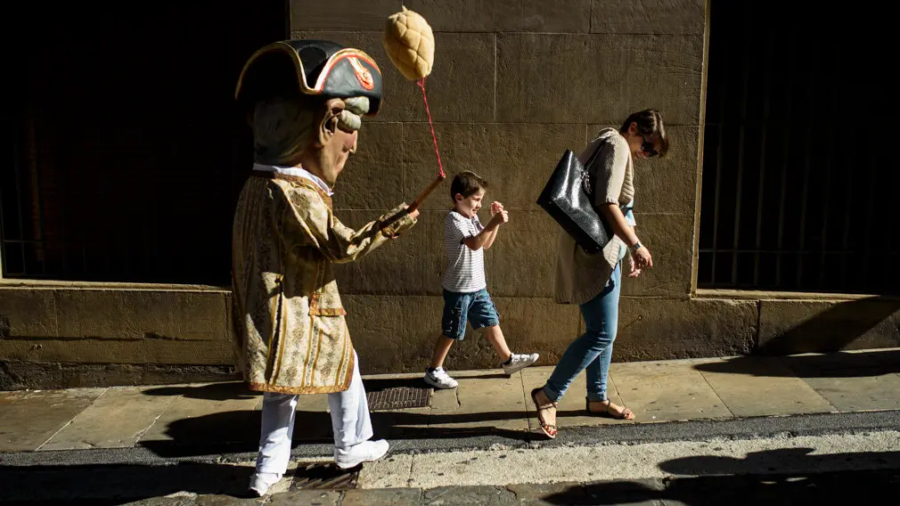 La comparsa de Gigantes y Cabezudos sale por las calles de Pamplona junto a San Fermín Chiquito. MIGUEL OSÉS_2