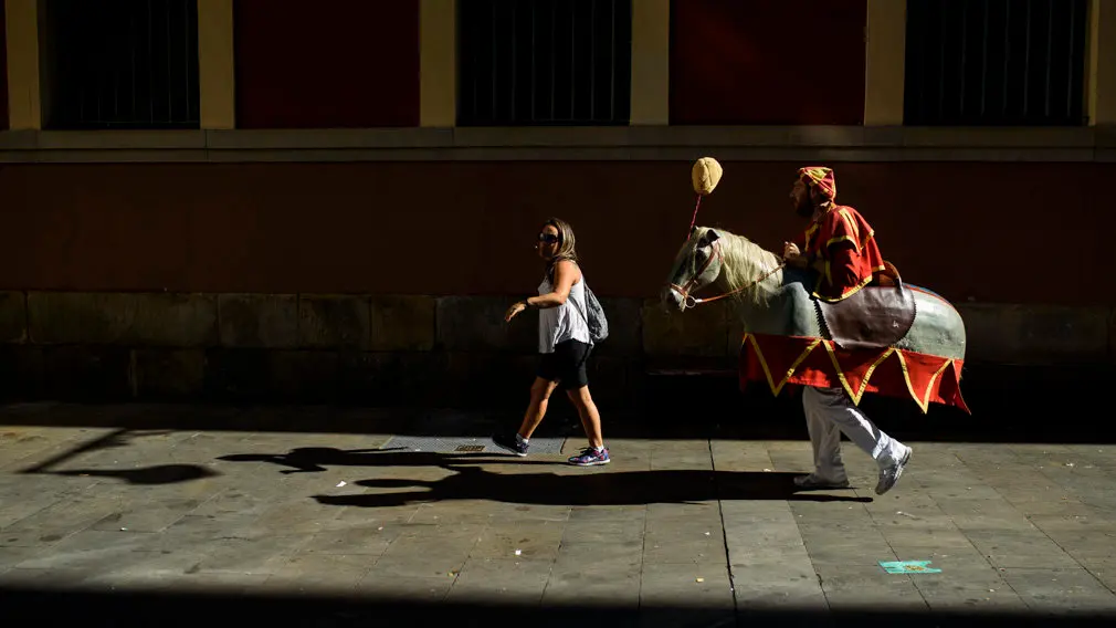 La comparsa de Gigantes y Cabezudos sale por las calles de Pamplona junto a San Fermín Chiquito. MIGUEL OSÉS_3