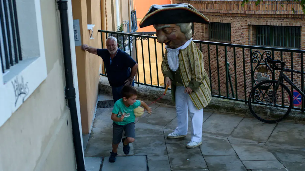 La comparsa de Gigantes y Cabezudos sale por las calles de Pamplona junto a San Fermín Chiquito. MIGUEL OSÉS_4