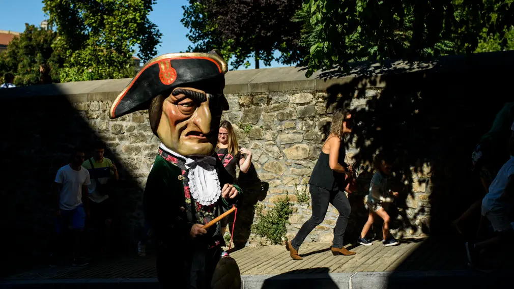 La comparsa de Gigantes y Cabezudos sale por las calles de Pamplona junto a San Fermín Chiquito. MIGUEL OSÉS_5