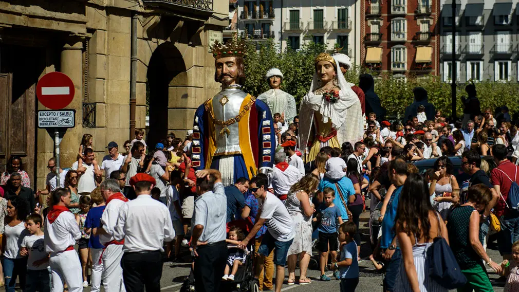 La comparsa de Gigantes y Cabezudos sale por las calles de Pamplona junto a San Fermín Chiquito. MIGUEL OSÉS_6