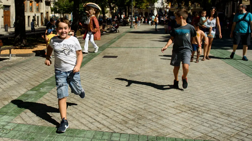 La comparsa de Gigantes y Cabezudos sale por las calles de Pamplona junto a San Fermín Chiquito. MIGUEL OSÉS_8
