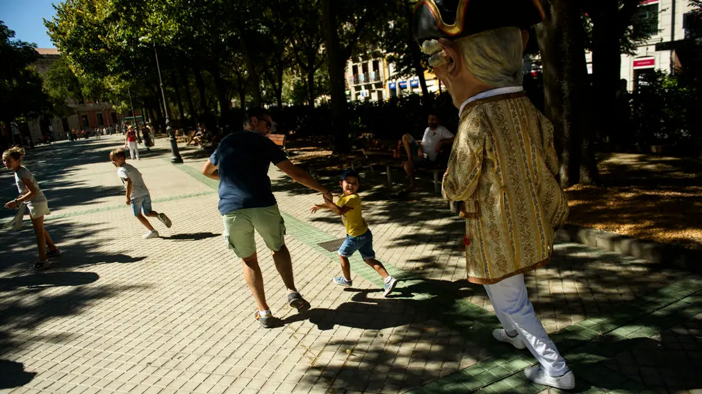 La comparsa de Gigantes y Cabezudos sale por las calles de Pamplona junto a San Fermín Chiquito. MIGUEL OSÉS_9