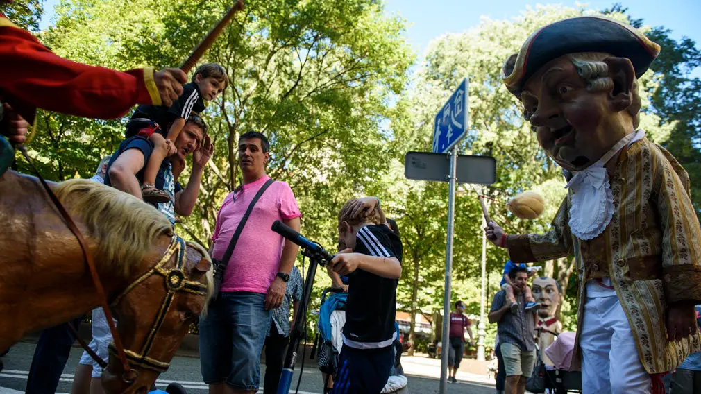 La comparsa de Gigantes y Cabezudos sale por las calles de Pamplona junto a San Fermín Chiquito. MIGUEL OSÉS_10