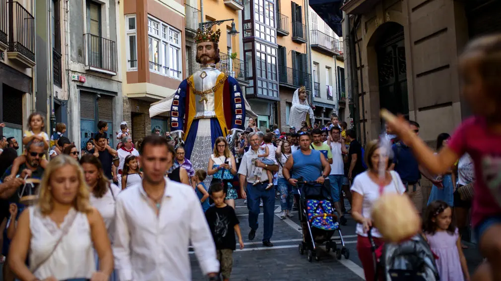 La comparsa de Gigantes y Cabezudos sale por las calles de Pamplona junto a San Fermín Chiquito. MIGUEL OSÉS