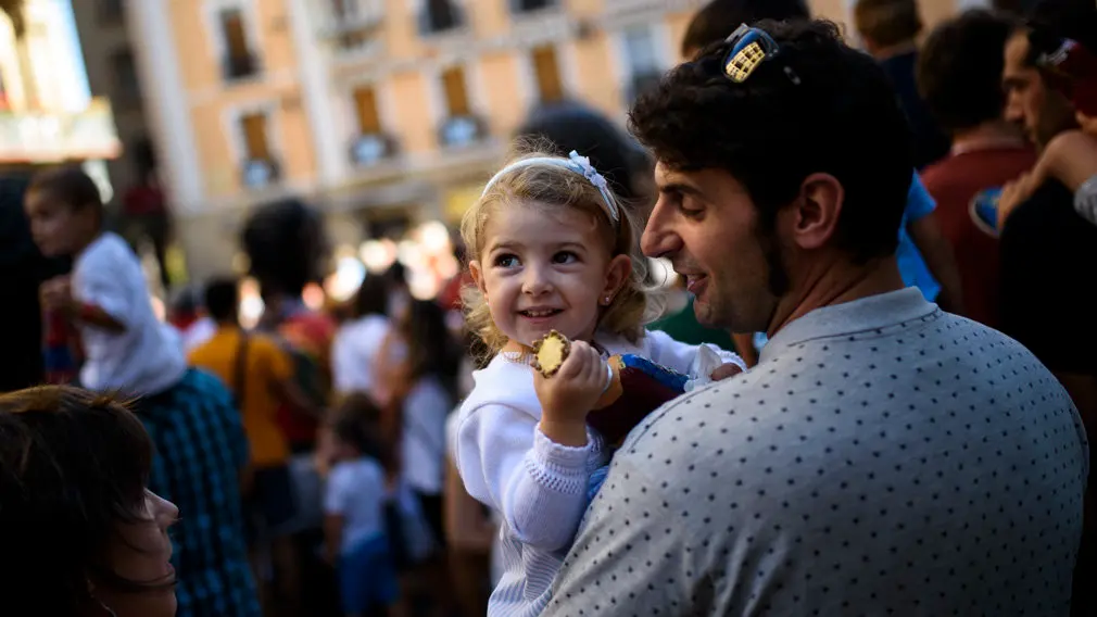 La comparsa de Gigantes y Cabezudos sale por las calles de Pamplona junto a San Fermín Chiquito. MIGUEL OSÉS_1