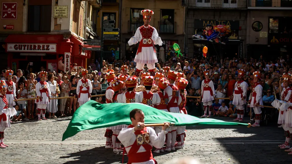 Ezpata-danza en la plaza del ayuntamiento. MIGUEL OSÉS_5