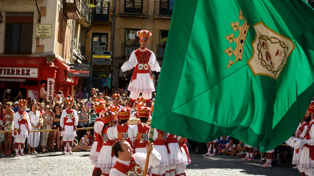 Ezpata-danza en la plaza del ayuntamiento. MIGUEL OSÉS_6