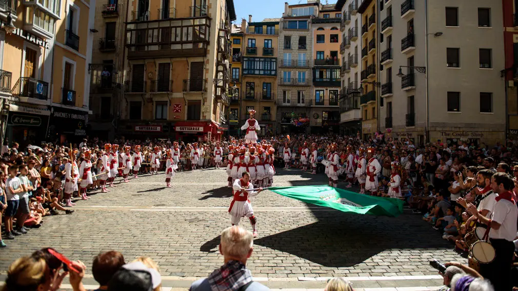 Ezpata-danza en la plaza del ayuntamiento. MIGUEL OSÉS_7