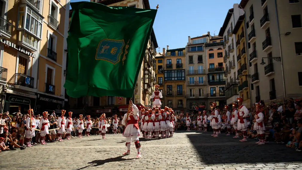 Ezpata-danza en la plaza del ayuntamiento. MIGUEL OSÉS_8