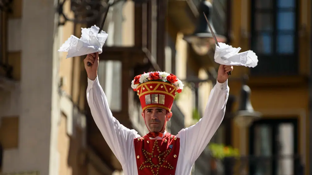 Ezpata-danza en la plaza del ayuntamiento. MIGUEL OSÉS_9