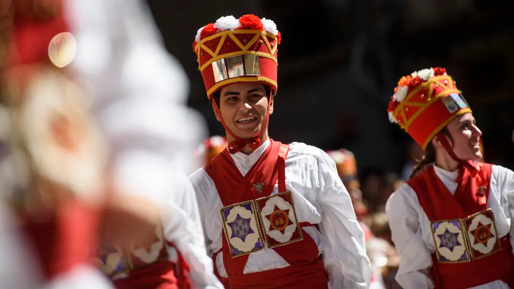 Ezpata-danza en la plaza del ayuntamiento. MIGUEL OSÉS_10
