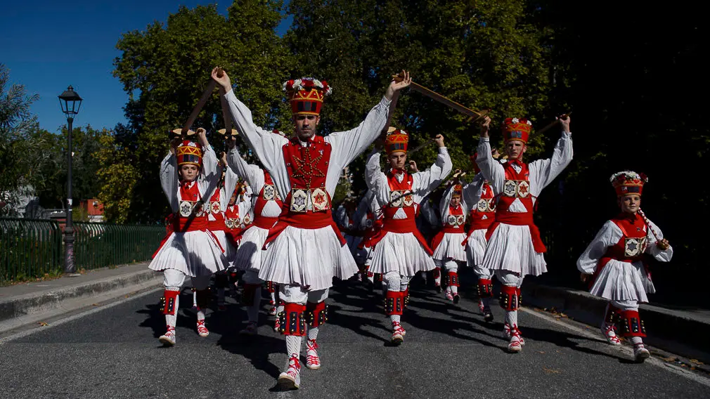 El grupo Duguna de danzas tradicionales durante San Fermín Chiquito. PABLO LASAOSA 02