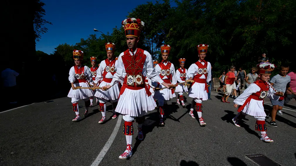 El grupo Duguna de danzas tradicionales durante San Fermín Chiquito. PABLO LASAOSA 03