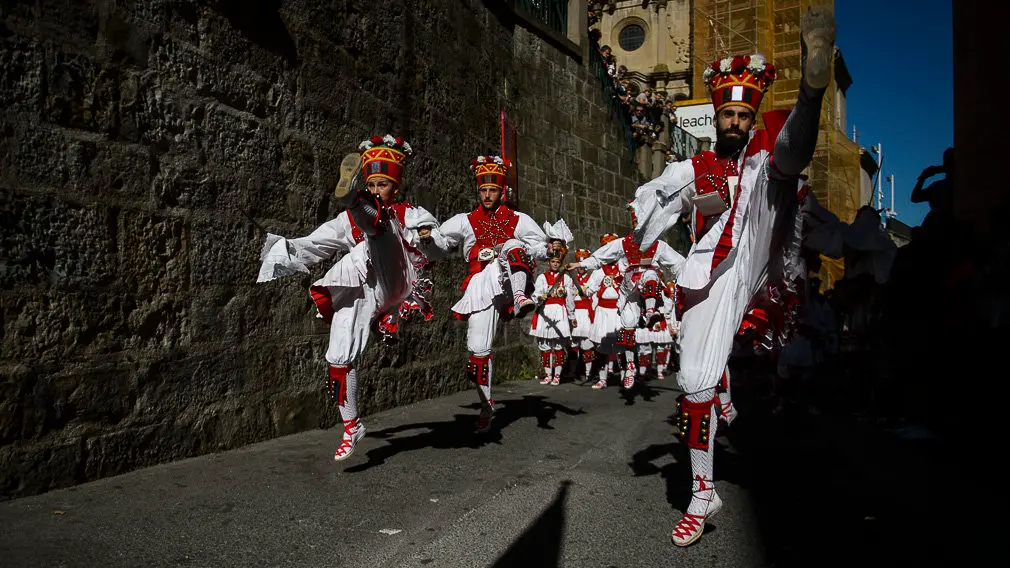 El grupo Duguna de danzas tradicionales durante San Fermín Chiquito. PABLO LASAOSA 04